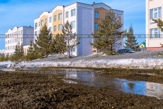 spring streams of snow melting in spring in the middle of houses, Residential area Lesnaya Polyana, Kemerovo, Kuzbass. Стоковое фото, фотограф Дмитрий Коростылев / Фотобанк Лори