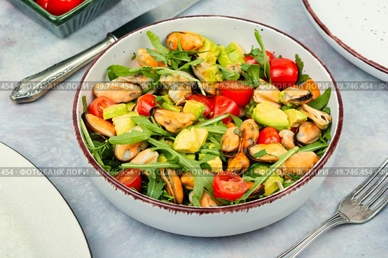 Spring vitamin salad of mussels, arugula, tomato and avocado.. Seafood salad with mussels. Стоковое фото, агентство Ingram Publishing / Фотобанк Лори