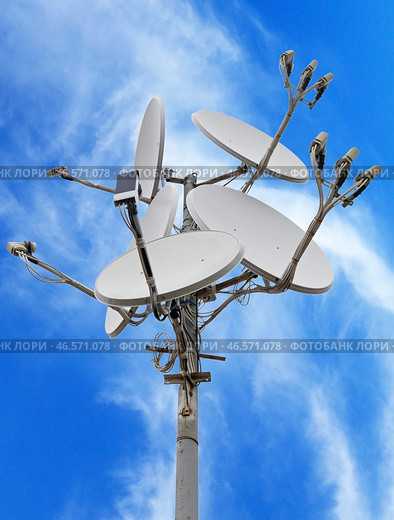 Спутниковые параболические телевизионные антенны с усилителем сигнала. Satellite dish antennas isolated on white background. Стоковое фото, фотограф Татьяна Д / Фотобанк Лори