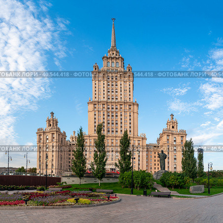 Square panoramic view of Hotel Radisson Royal ("Ukraine" hotel) (2020 год). Редакционное фото, фотограф Саблин Станислав / Фотобанк Лори