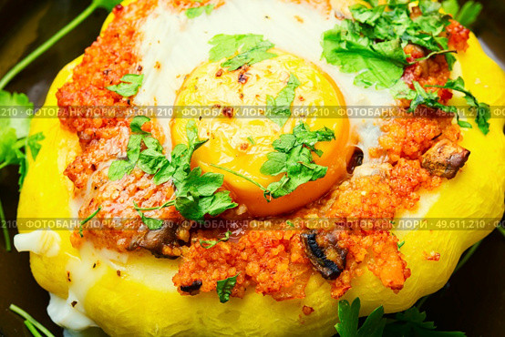 Squash stuffed with couscous and mushrooms. Baked patisson with shakshuka.Close up. Baked stuffed squash or patisson. Стоковое фото, агентство Ingram Publishing / Фотобанк Лори