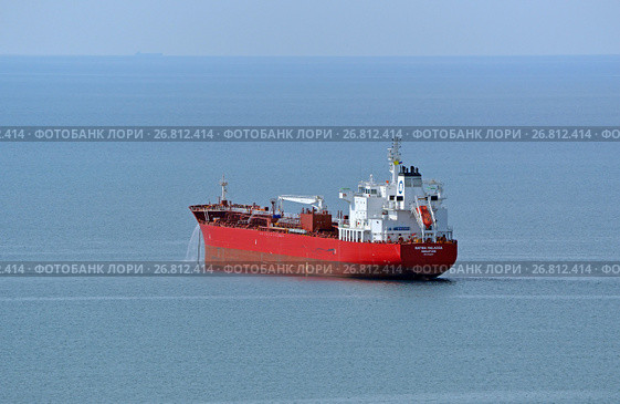 Среднетоннажный нефтяной танкер Hafnia Malacca (порт приписки - Сингапур) на рейде (2016 год). Редакционное фото, фотограф Александр Замараев / Фотобанк Лори