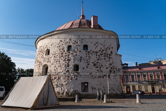 Средневековая Круглая башня на Рыночной площади в историческом центре города. Выборг, Россия (2021 год). Редакционное фото, фотограф Дымов Игорь / Фотобанк Лори