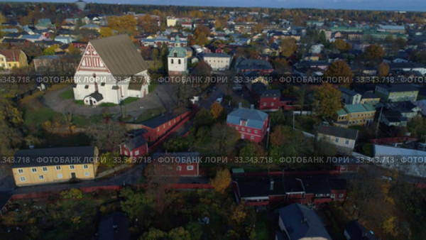 Средневековый лютеранский собор в городском пейзаже старого Порвоо октябрьским днем (аэросъемка). Финляндия (2019 год). Стоковое видео, видеограф Виктор Карасев / Фотобанк Лори