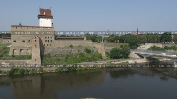Средневековый замок Германа июльским днем. Нарва, Эстония (2024 год). Стоковое видео, видеограф Виктор Карасев / Фотобанк Лори