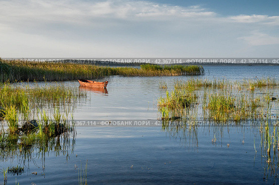 Средний Урал, рыбацкая лодка на озере Чебаркуль. The Middle Urals, a fishing boat on Lake Chebarkul. Стоковое фото, фотограф Евгений Романов / Фотобанк Лори