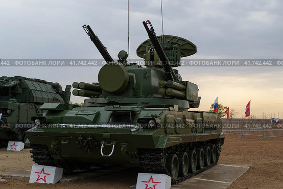 Средняя Ахтуба, Волгоградская область, Россия. Противовоздушная оборона. Зенитный ракетно-пушечный комплекс 2С6М1 Тунгуска для уничтожения беспилотных летательных аппаратов. (2020 год). Редакционное фото, фотограф Андрей Цыганков / Фотобанк Лори