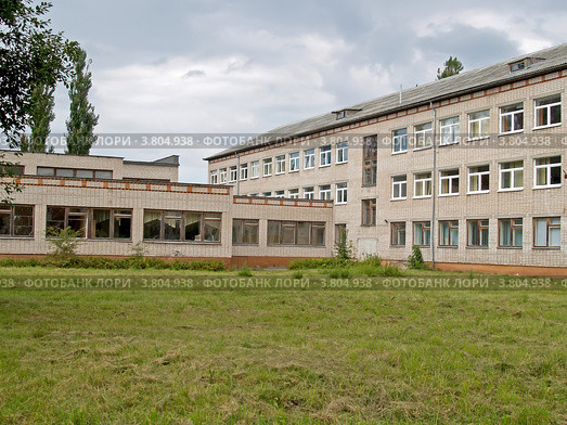 Средняя школа в городе Ладушкине Калининградской области (2012 год). Стоковое фото, фотограф Ирина Борсученко / Фотобанк Лори