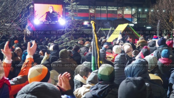 Sremska Mitrovica, Serbia 15.02.2025: Speech by Aleksandar Vucic, Serbian statesman and politician, President of the Republic of Serbia. Supporters gathered at rally, waving flags and chanting slogans (2017 год). Редакционное видео, видеограф Юлия Петровская / Фотобанк Лори