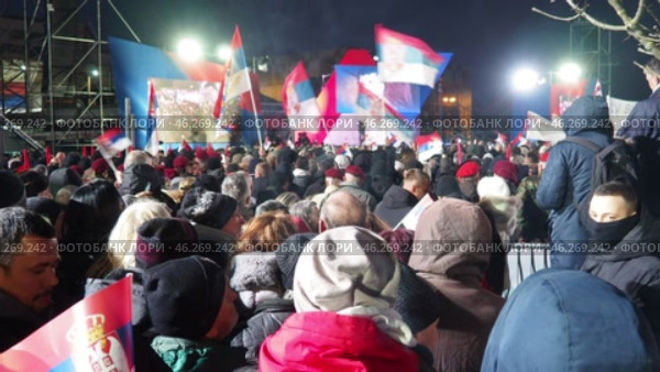 Sremska Mitrovica, Serbia 15.02.2025: Supporters of Aleksandar Vucic, Serbian statesman, politician, President of the Republic of Serbia. Supporters gathered at rally waving flags and chanting slogans (2017 год). Редакционное видео, видеограф Юлия Петровская / Фотобанк Лори