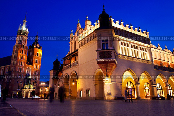 St. Mary’s church and Sukiennice in Krakow at night. Стоковое фото, агентство Ingram Publishing / Фотобанк Лори
