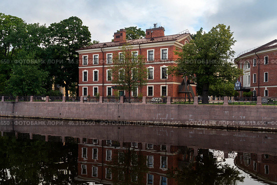 St. Petersburg, Russia, 07.20.2024: View of a brick building, formerly the commandant's house, on the island of New Holland on the banks of the Moika River on a sunny day. Редакционное фото, фотограф Ula Ulachka / Фотобанк Лори