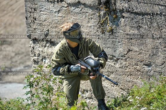 St. Petersburg, RUSSIA 27.07.2013 Open-air paintball tournament at the end of summer in nature, People in camouflage, with paintball guns and masks. Редакционное фото, фотограф Анна Кривицкая / Фотобанк Лори