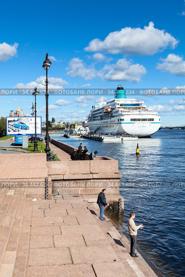 St. Petersburg, Russia-circa Sep, 2012: The Lieutenant Schmidt Embankment with cruise ferry pier is on the Neva river. It is located in the centre of city. Редакционное фото, фотограф Кекяляйнен Андрей / Фотобанк Лори