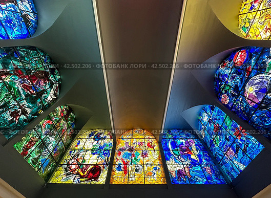 Stained glass windows by Marc Chagall at Abbell Synagogue at the Hadassah University Medical Center in Jerusalem (2024 год). Редакционное фото, фотограф Irina Opachevsky / Фотобанк Лори
