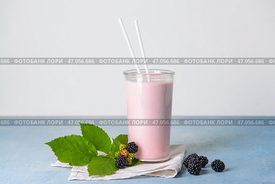 Стакан вкусного ежевичного коктейля на столе. Стоковое фото, фотограф Pixel_shot / Фотобанк Лори