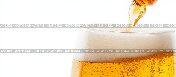 Стакан золотого пива только что разлит, шапка пены выделяется на белом фоне, идеально подходит для Октоберфеста. Стоковое AI-изображение, AI-художник ФотоИнтеллект / Фотобанк Лори