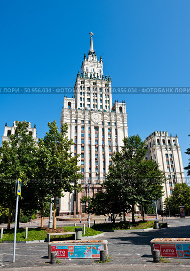 Сталинская высотка у Красных Ворот.  Солнечно. Летний день. Москва. Россия. Редакционное фото, фотограф E. O. / Фотобанк Лори
