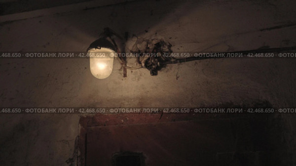 Стальная дверь подвала в старом здании открывается. Тусклый свет лампы. - Steel door of the Cellar in Old Building Opens.. Dim lamp light. Стоковое видео, видеограф EStarodubov / Фотобанк Лори