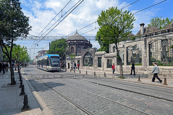 Стамбул, Турция. Современный трамвай Bombardier Flexity Swift на линии T1 около мавзолея султана Махмуда II на улице Диван Йолу. (2008 год). Редакционное фото, фотограф Михаил Марковский / Фотобанк Лори