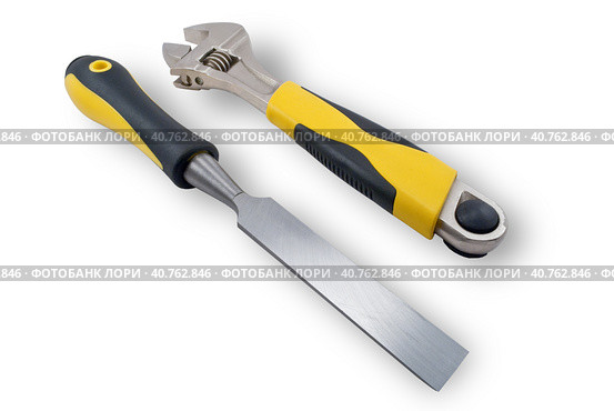 Стамеска и гаечный ключ на белом фоне. Spanner and chisel. Стоковое фото, фотограф Татьяна Д / Фотобанк Лори