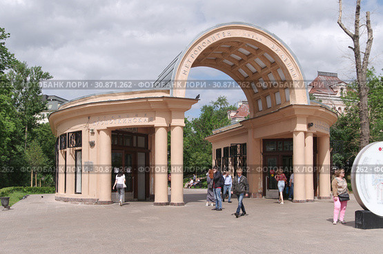 Станция метро "Кропоткинская", Наземный вестибюль. Москва (2019 год). Редакционное фото, фотограф Илюхина Наталья / Фотобанк Лори
