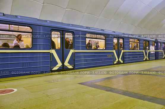 Станция метро "Тимирязевская". Отъезжающий поезд (2012 год). Редакционное фото, фотограф Елена Коромыслова / Фотобанк Лори