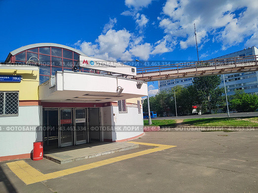 Станция монорельса Тимирязевская в Москве летним днем (2024 год). Редакционное фото, фотограф Ирина Терентьева / Фотобанк Лори
