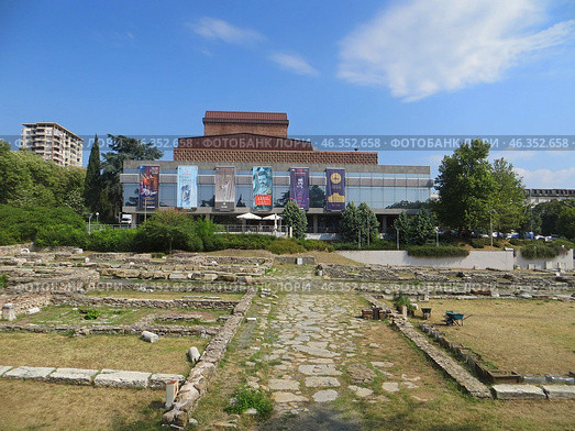 Stara Zagora, Bulgaria. July 23, 2024.City center.View of the opera house and the ancient forum of Augustus Trajan. Редакционное фото, фотограф Мария Фетисова / Фотобанк Лори