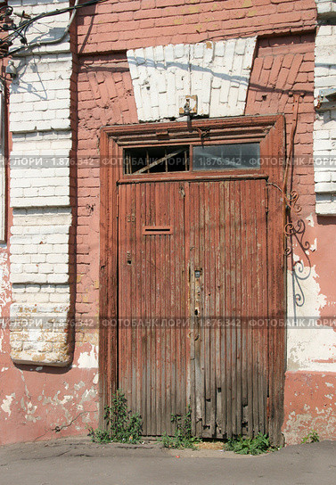 Старая деревянная дверь в кирпичной стене (2010 год). Стоковое фото, фотограф Щеголева Ольга / Фотобанк Лори