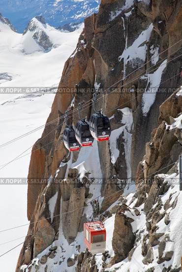 Старая и новая канатная дорога. "Панорама Монблана" на Aiguille du Midi (Эгюий дю Миди), Шамони, Франция (2014 год). Редакционное фото, фотограф Юлия Кузнецова / Фотобанк Лори