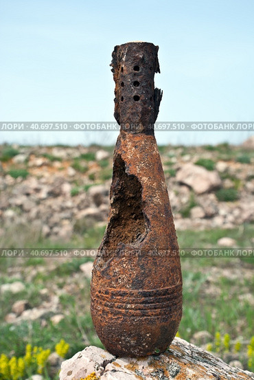 Старая минометная мина времен второй мировой войны. War echo in the Crimean mountains near the city of Sevastopol. Стоковое фото, фотограф Татьяна Д / Фотобанк Лори
