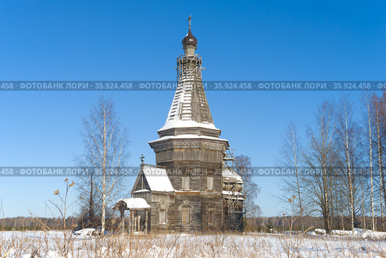 Старинная деревянная Сретено-Михайловская церковь (1655) февральским солнечным днем. Красная Ляга, Каргопольский район. Арахангельская область, Россия (2021 год). Стоковое фото, фотограф Виктор Карасев / Фотобанк Лори