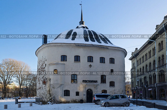 Старинная круглая башня в ясный зимний день. Выборг. Редакционное фото, фотограф Дмитрий Мельников / Фотобанк Лори