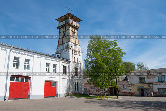 Старинная  пожарная каланча в городском пейзаже солнечным майским днем. Тутаев. Ярославская область (2024 год). Стоковое фото, фотограф Виктор Карасев / Фотобанк Лори