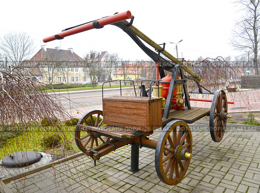 Старинная пожарная помпа на конной тяге. Польша, Кентшин (2014 год). Стоковое фото, фотограф Ирина Борсученко / Фотобанк Лори
