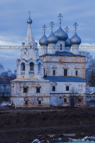 Старинная церковь Иоанна Златоуста (Мироносицкая) крупным планом в  мартовские сумерки. Вологда, Россия (2019 год). Стоковое фото, фотограф Виктор Карасев / Фотобанк Лори