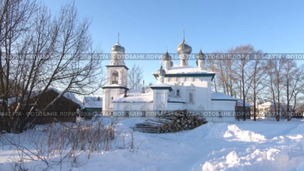 Старинная церковь Рождества Пресвятой Богородицы (1680 год) февральским днем. Каргополь. Архангельская область, Россия (2023 год). Стоковое видео, видеограф Анна Карасева / Фотобанк Лори