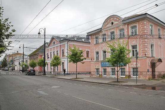 Старинная застройка на Крестовой улице в Рыбинске. Ярославская область, Россия (2024 год). Редакционное фото, фотограф Елена Коромыслова / Фотобанк Лори