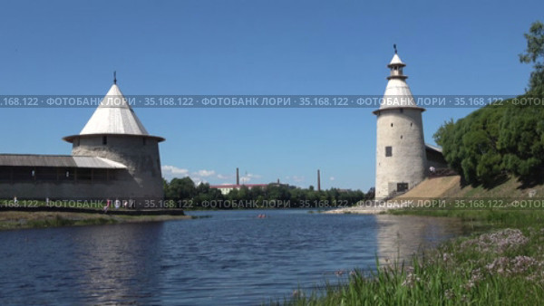 Старинные башни на реке Пскова июльским днем. Псков, Россия (2020 год). Редакционное видео, видеограф Виктор Карасев / Фотобанк Лори