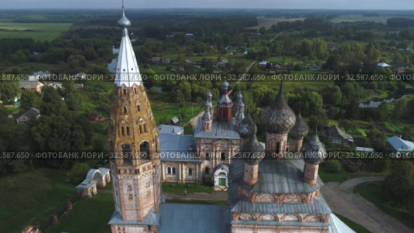 Старинные храмы села Парское крупным планом сентябрьским утром (съемка с квадрокоптера). Ивановская область, Россия (2019 год). Стоковое видео, видеограф Виктор Карасев / Фотобанк Лори
