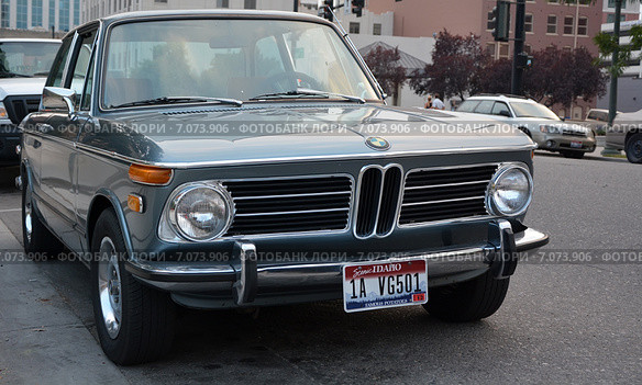 Старинный автомобиль BMW на улице города Бойсе, штат Айдахо, США (2013 год). Редакционное фото, фотограф Алексей Кокоулин / Фотобанк Лори