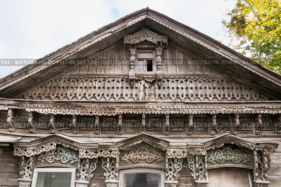 Старинный  деревянный дом ( фрагмент фасада) времен Российской Империи в историческом районе города Пенза (2012 год). Стоковое фото, фотограф Павел Просянов / Фотобанк Лори