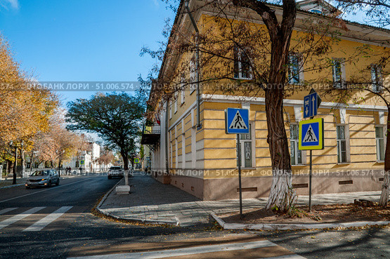 Старинный дом на главной улице старого города Астрахань (2019 год). Редакционное фото, фотограф Павел Просянов / Фотобанк Лори