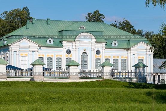 Старинный дворянский особняк дворянской усадьбы Грибоедовых солнечным июльским днем. Хмелита, Смоленская область (2024 год). Редакционное фото, фотограф Виктор Карасев / Фотобанк Лори