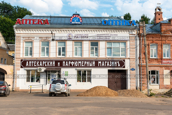 Старинный купеческий дом. "Аптекарский и парфюмерный магазинъ". Тверецкая набережная, 20, Тверская область (2021 год). Редакционное фото, фотограф Александр Щепин / Фотобанк Лори