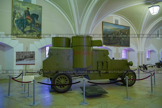 Старинный российский бронеавтомобиль на британском шасси Остин в Военно-историческом  музее артиллерии, инженерных войск и войск связи. Санкт-Петербург. Редакционное фото, фотограф Виктор Карасев / Фотобанк Лори