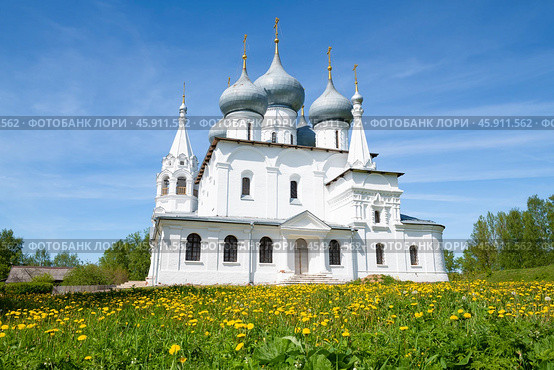 Старинный Собор Воздвижения Креста Господня (1658г.) солнечным майским днем. Тутаев. Ярославская область (2024 год). Стоковое фото, фотограф Виктор Карасев / Фотобанк Лори