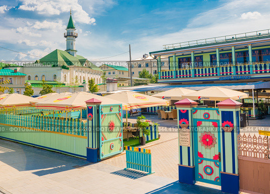 Старо-Татарская слобода. Мечеть аль-Марджани и ресторан Grande villaggio. Летний солнечный день. Татарстан. Казань. Россия (2021 год). Редакционное фото, фотограф E. O. / Фотобанк Лори