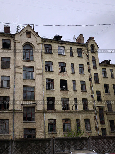 Старое жилое здание с выбитыми окнами. Редакционное фото, фотограф Мария Сергеева / Фотобанк Лори